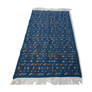 tapis bleu à motifs