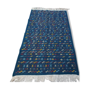 Tapis bleu à motifs berbères