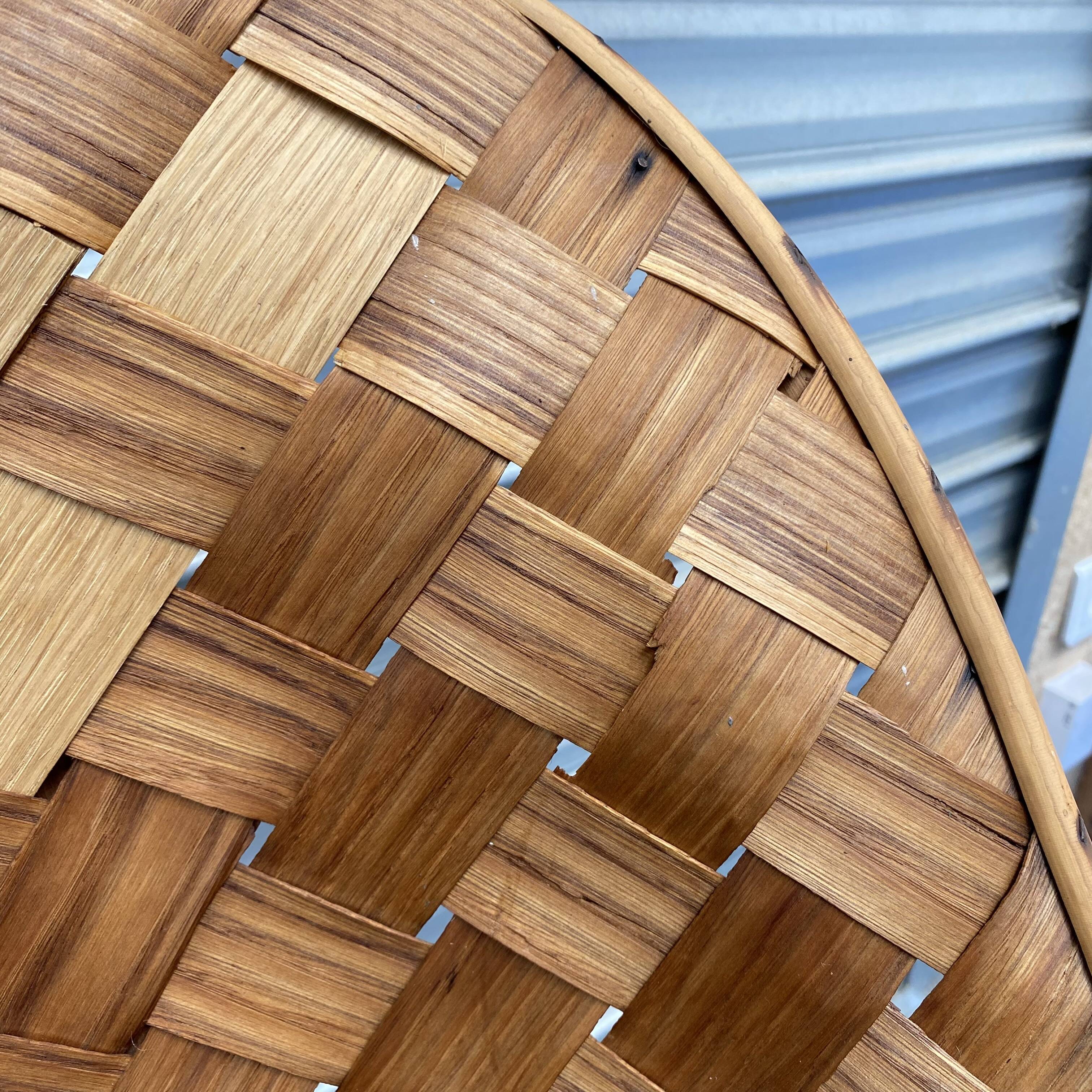 Ensemble composé d’une table et trois fauteuils en lamelles de châtaignier années 50/60