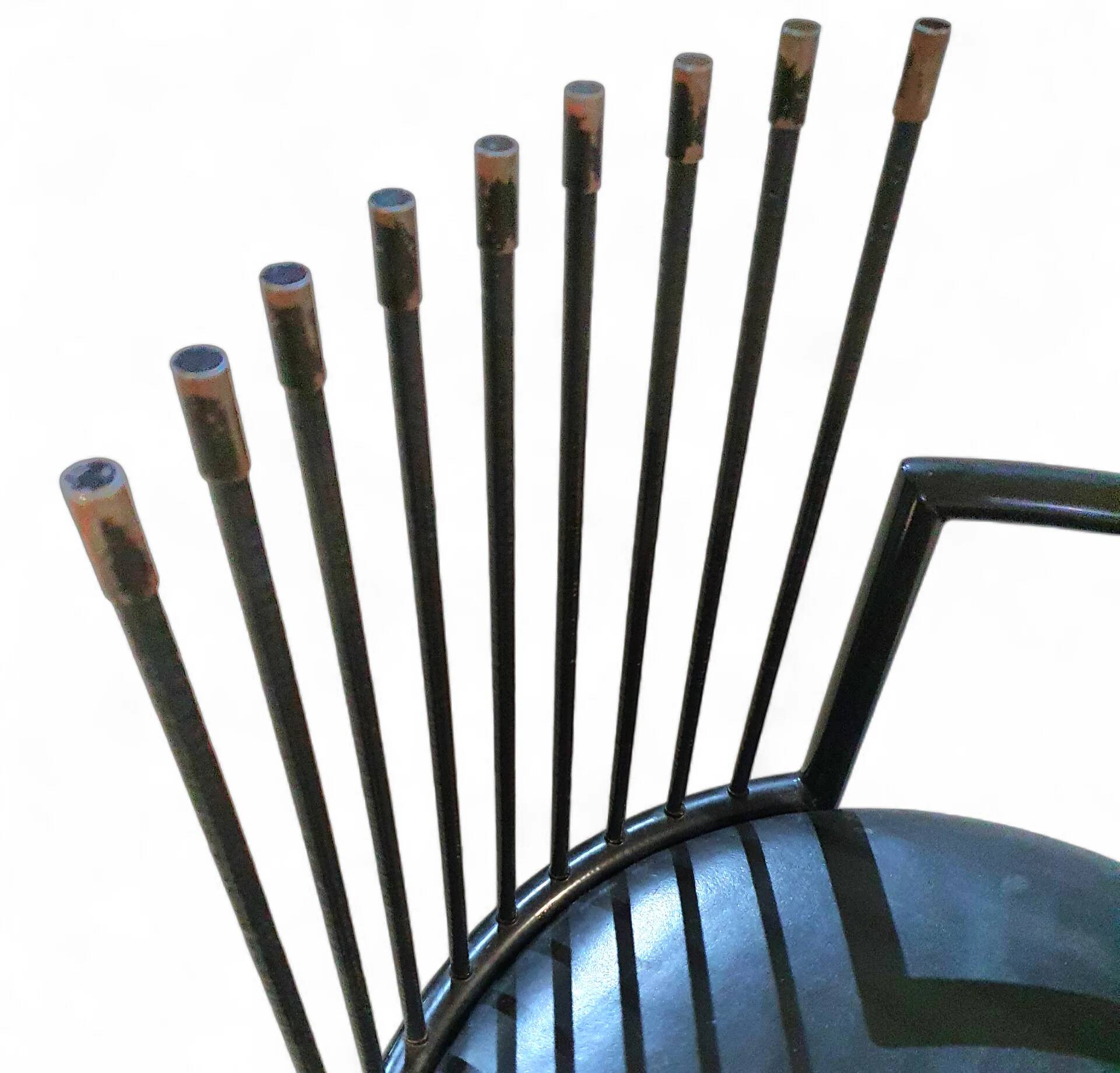 Fauteuil avant-gardiste en cuir et ressorts, Italie années 1980