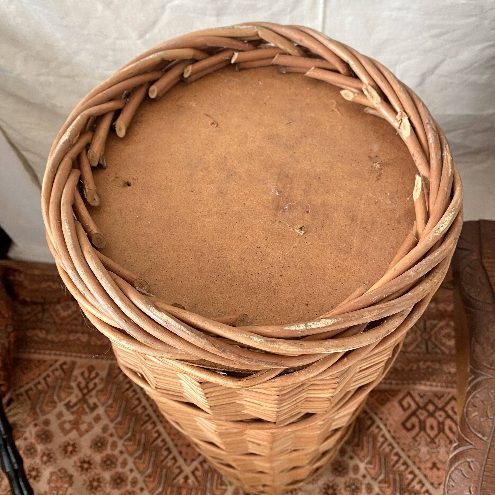 Panier en osier tressé , porte cannes vintage