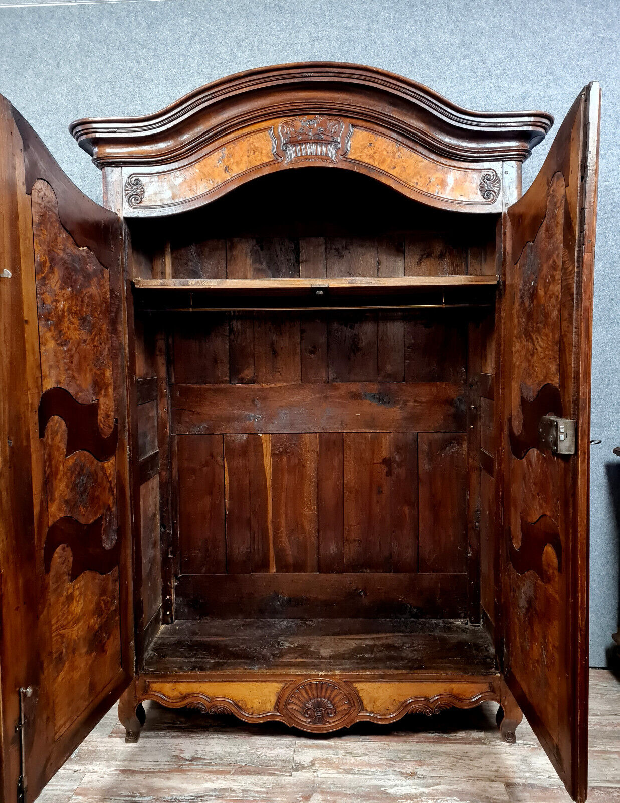 Bressane wardrobe Louis XV era with gendarme's hat in walnut and elm around 1750