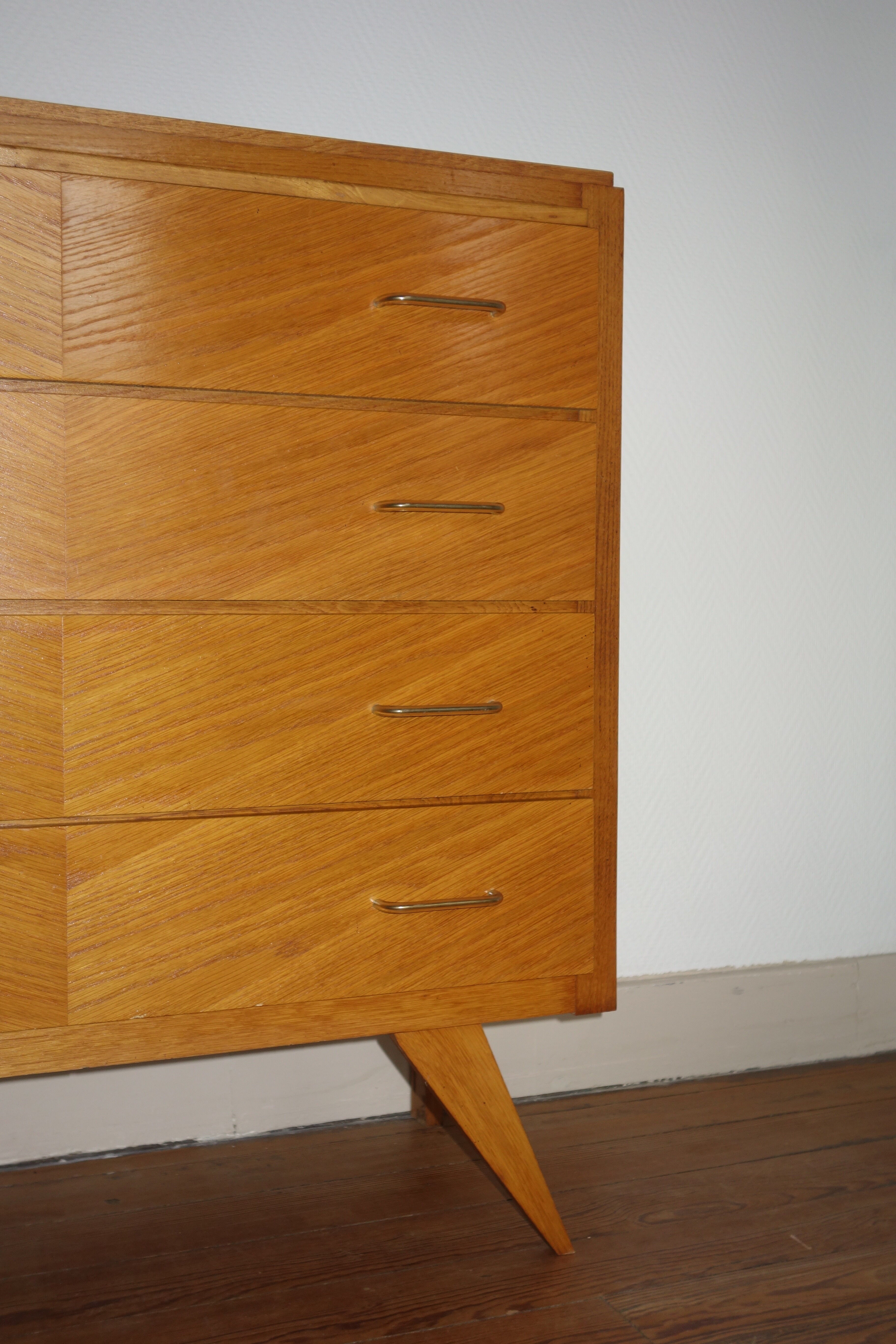 Dresser with compass feet of the 1950s