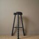 Haut tabouret tripode porte plante en bois perlé peint en noir