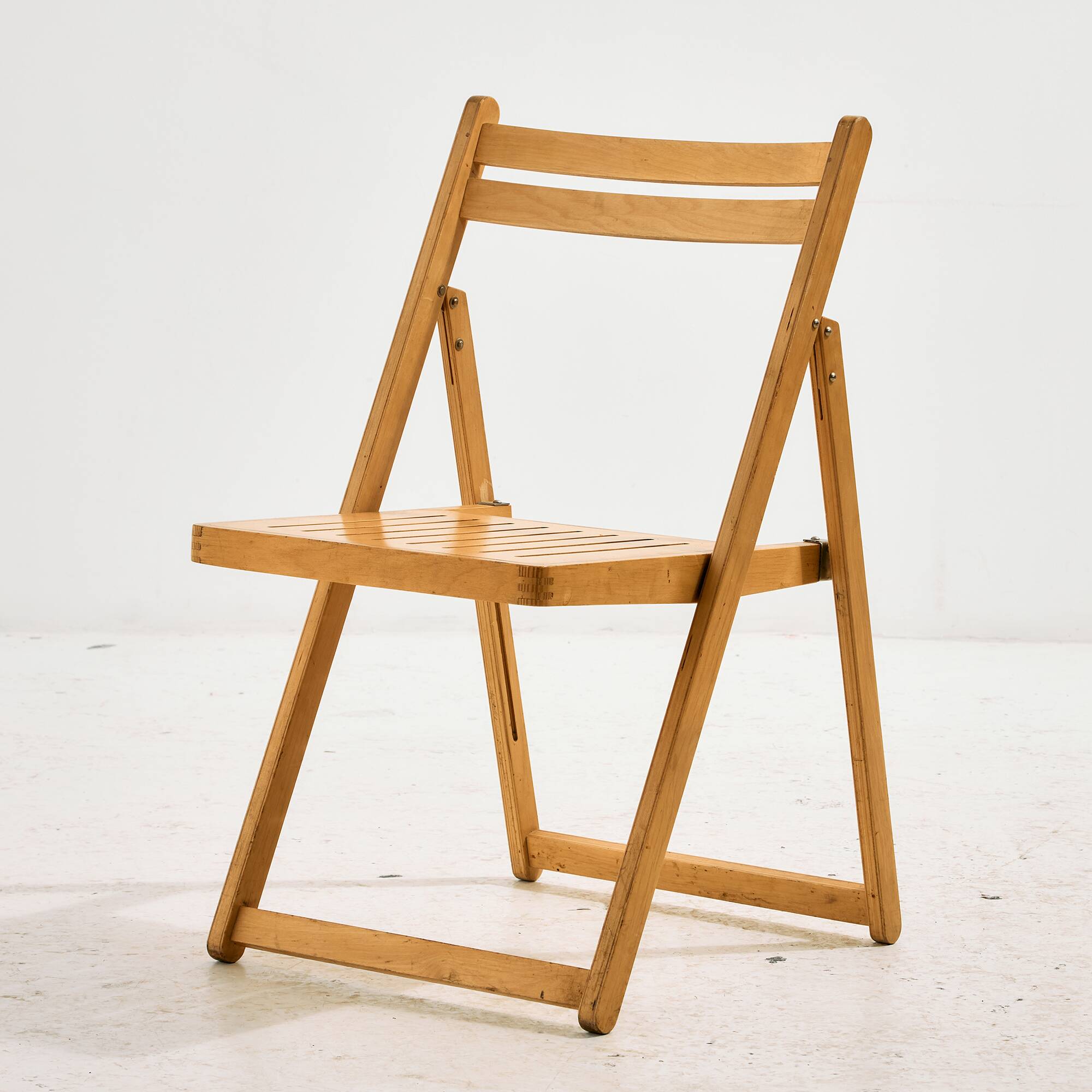 Foldable beech chair