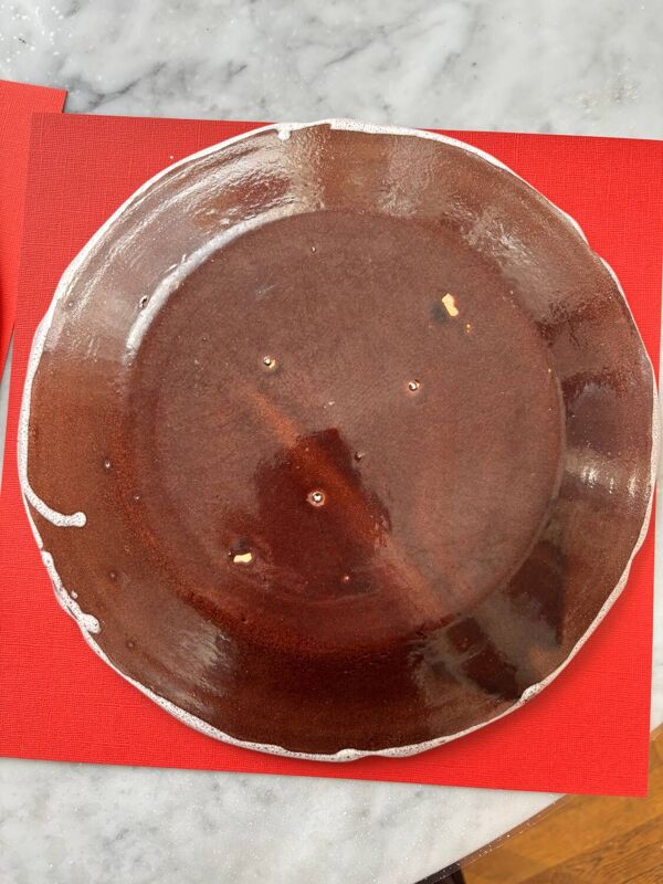 Paire de plats en faience cul noir