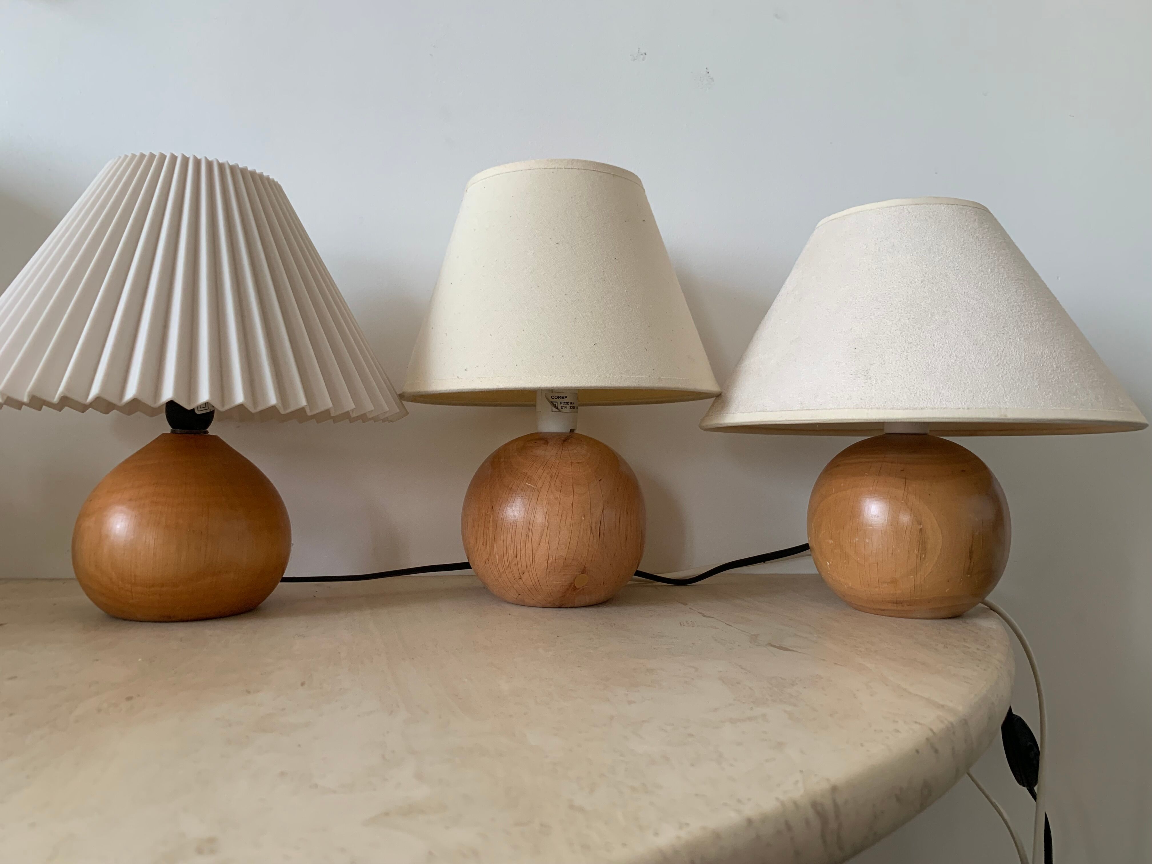 Lampe boule  en bois blond vintage