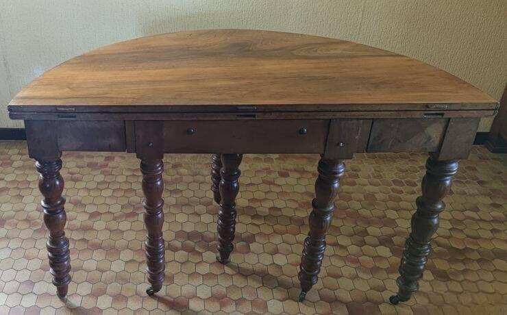 Beautiful antique half-moon table in walnut with its 4 extensions.