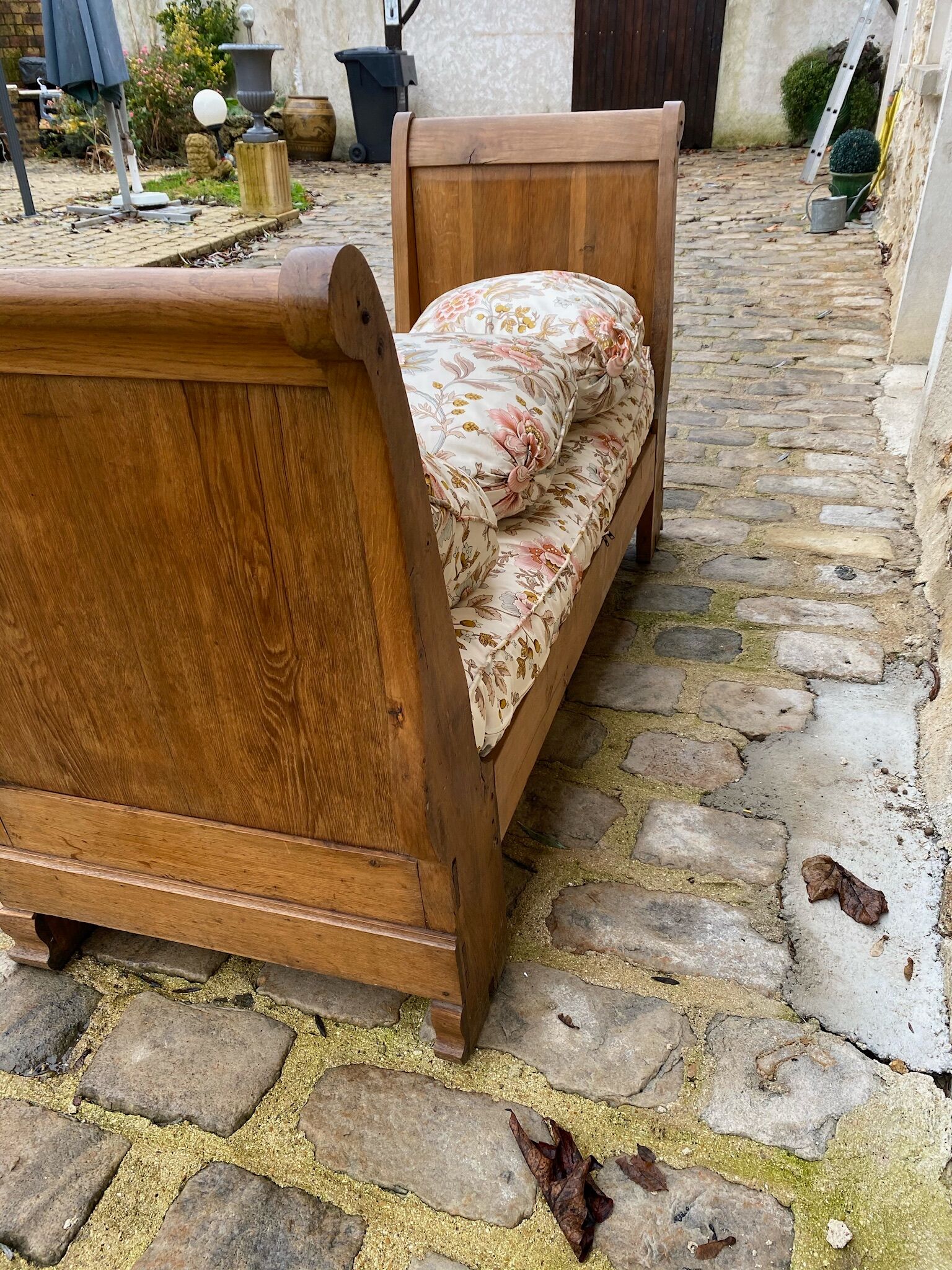 Bench reads Louis Philippe