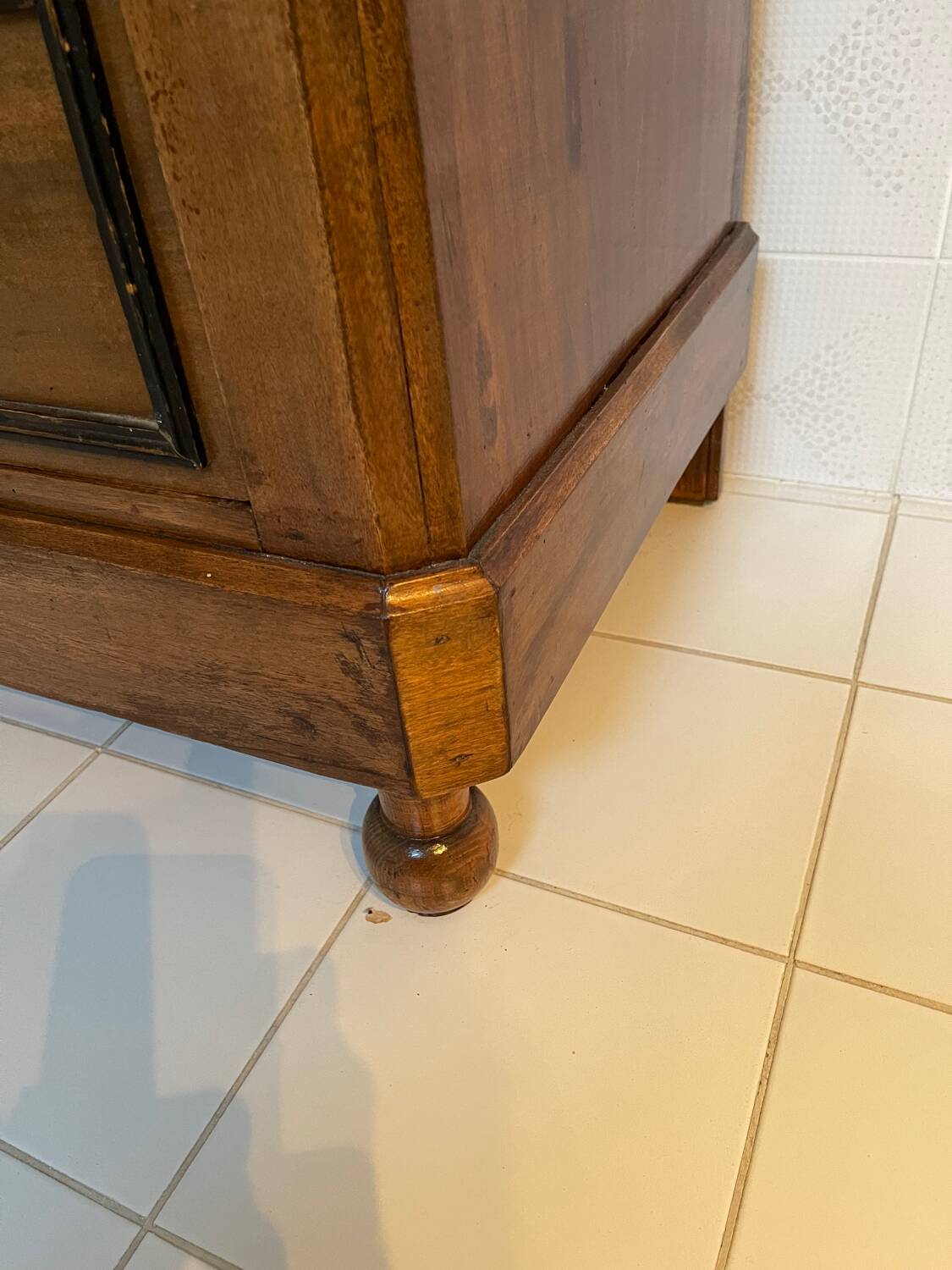 Wooden and marble chest of drawers with mirror