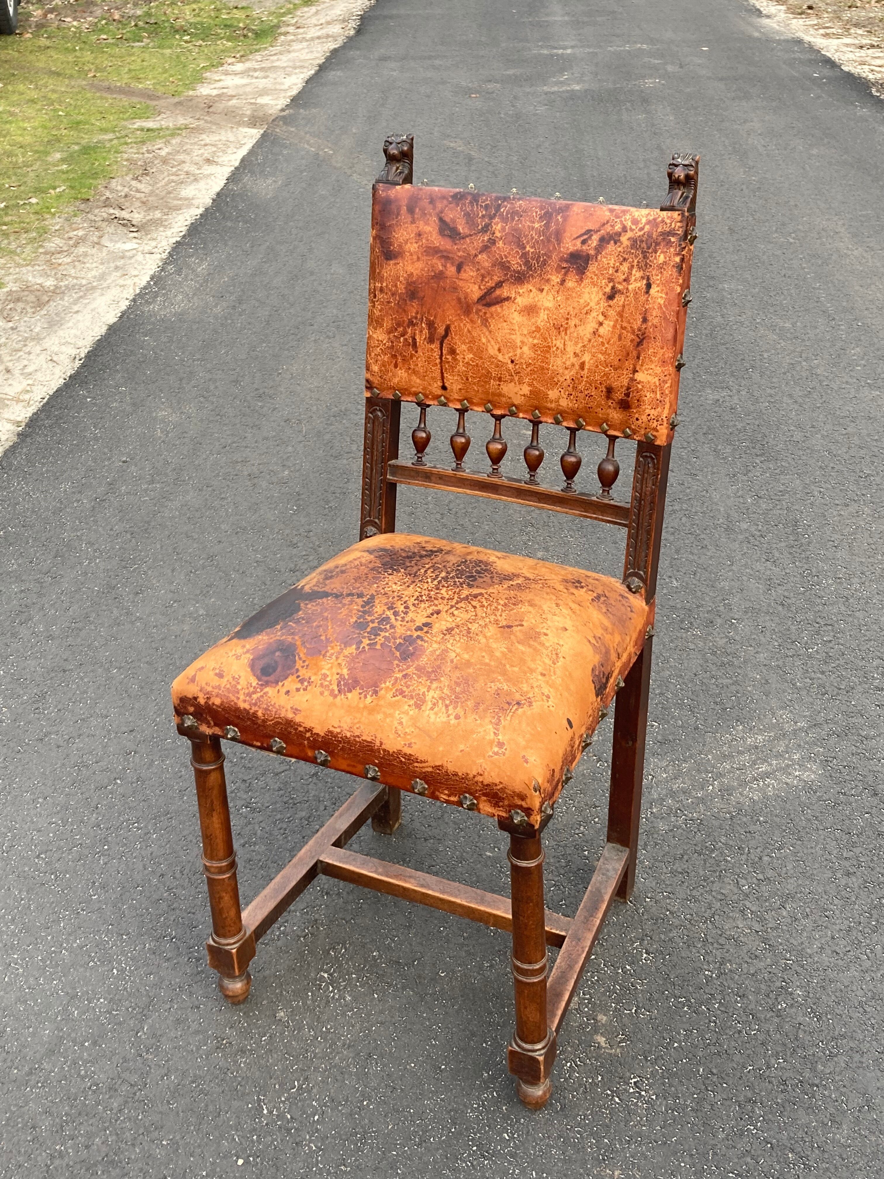 5 chaises Henri II en bois massif et cuir néo renaissance XIXème siècle