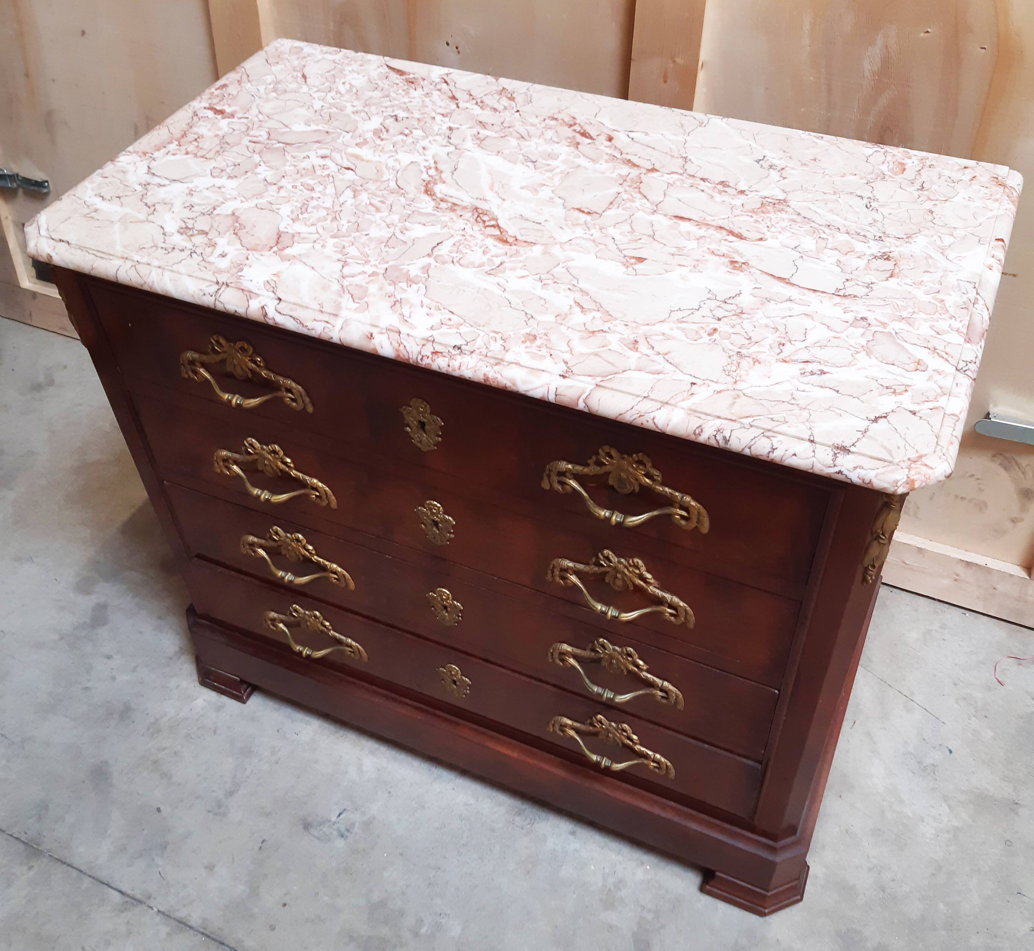 Commode ancienne avec plateau en marbre et placage en acajou