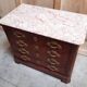 Commode ancienne avec plateau en marbre et placage en acajou