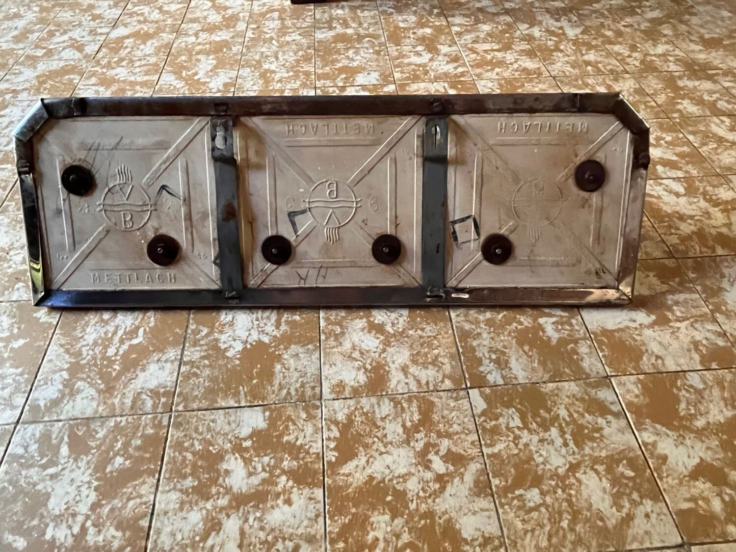 Door towels kitchen old metal white tiles