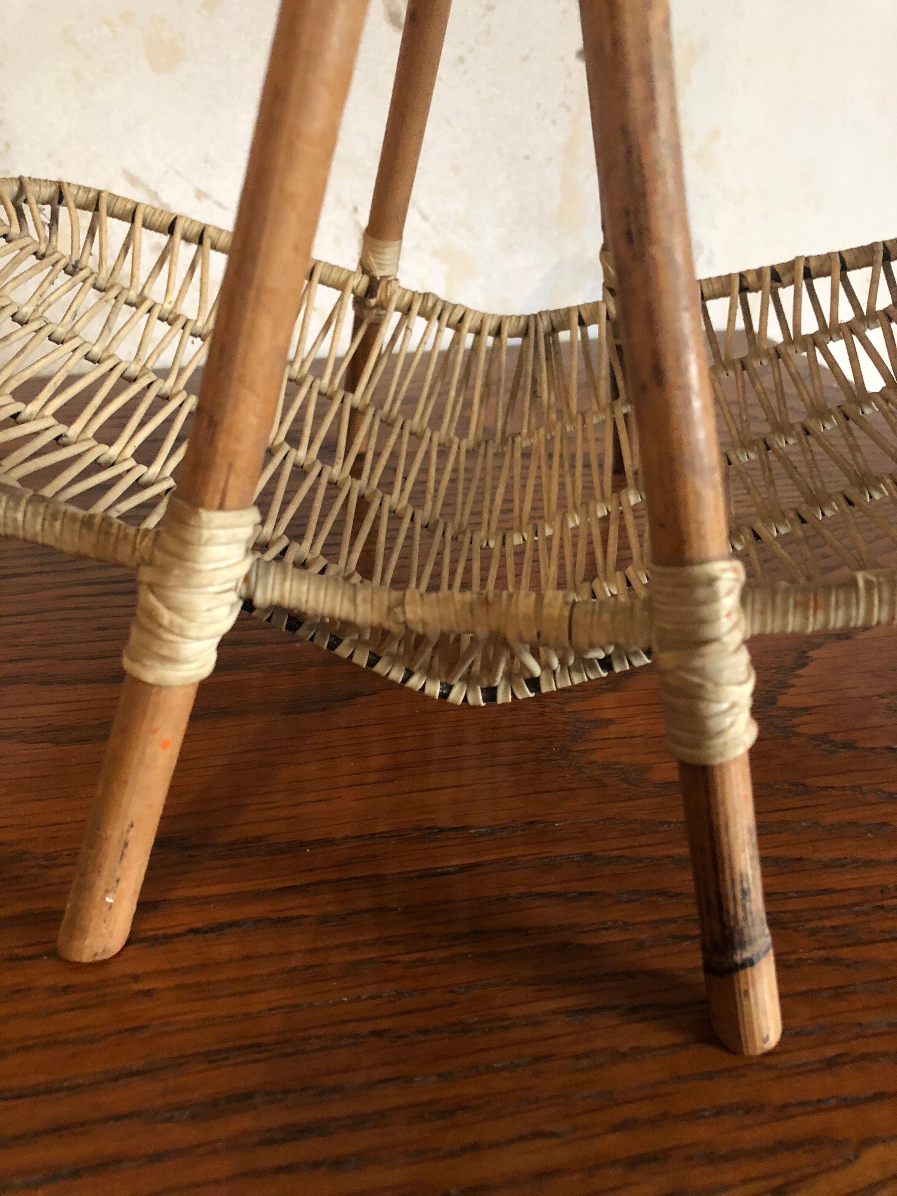 Old basket with rattan fruit and scoubidou yarn 50s