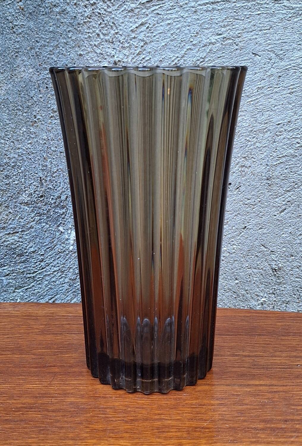 Smoked glass vase with lace