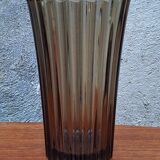 Vase en verre fumé dentelé