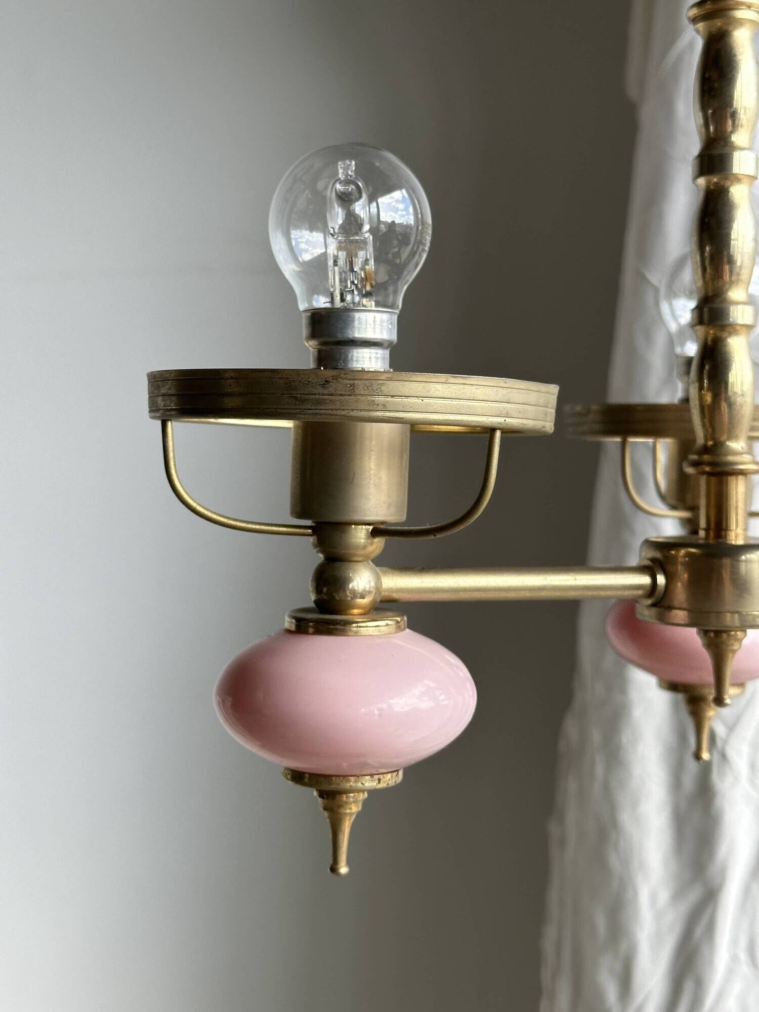Petit lustre rose et doré à 3 bras de lumières