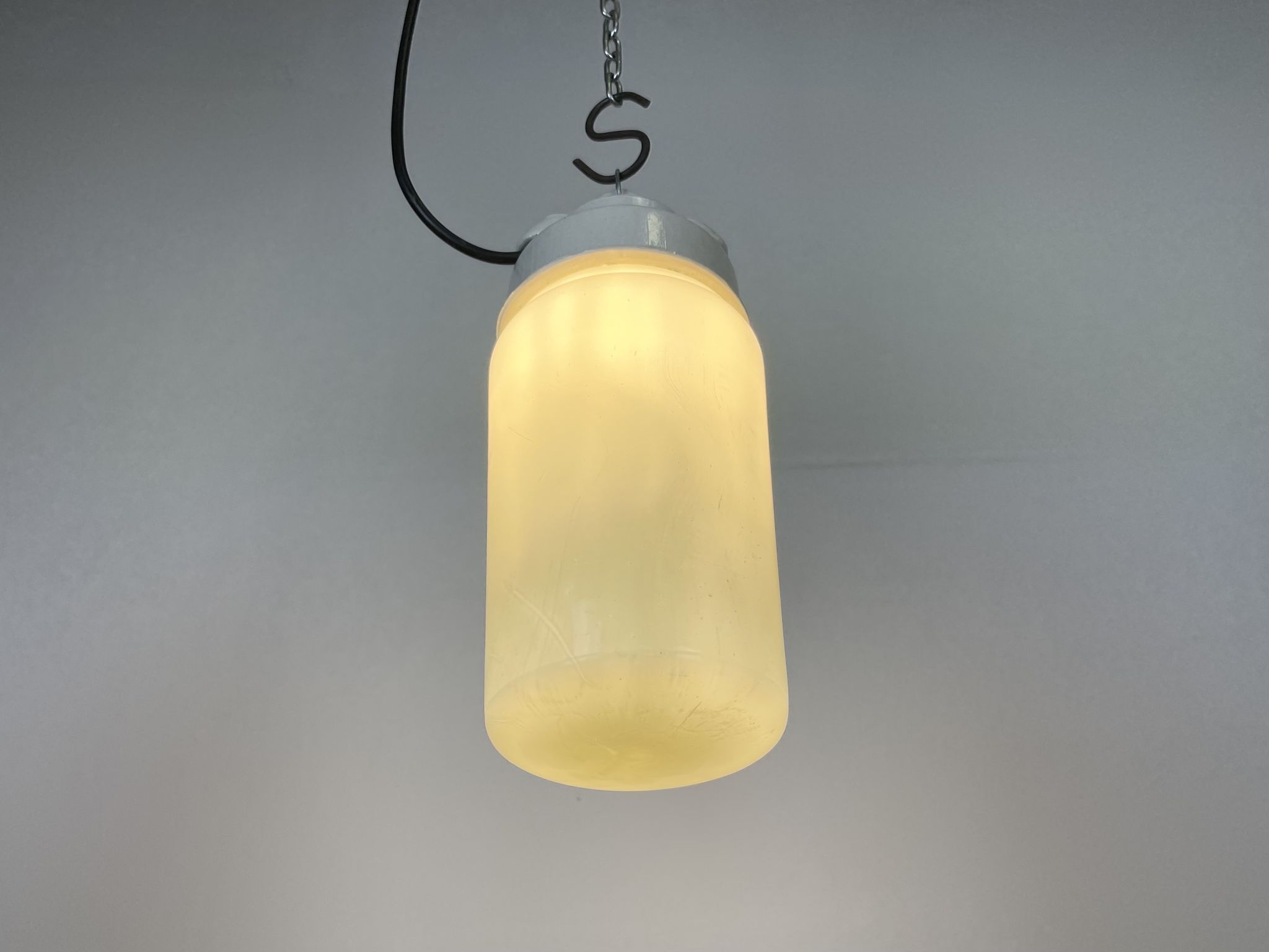 Suspension en porcelaine blanche industrielle avec verre opale, années 1970
