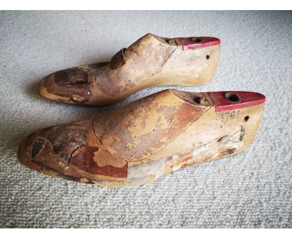 Lot of old shoes, wooden shoe shapes | Selency