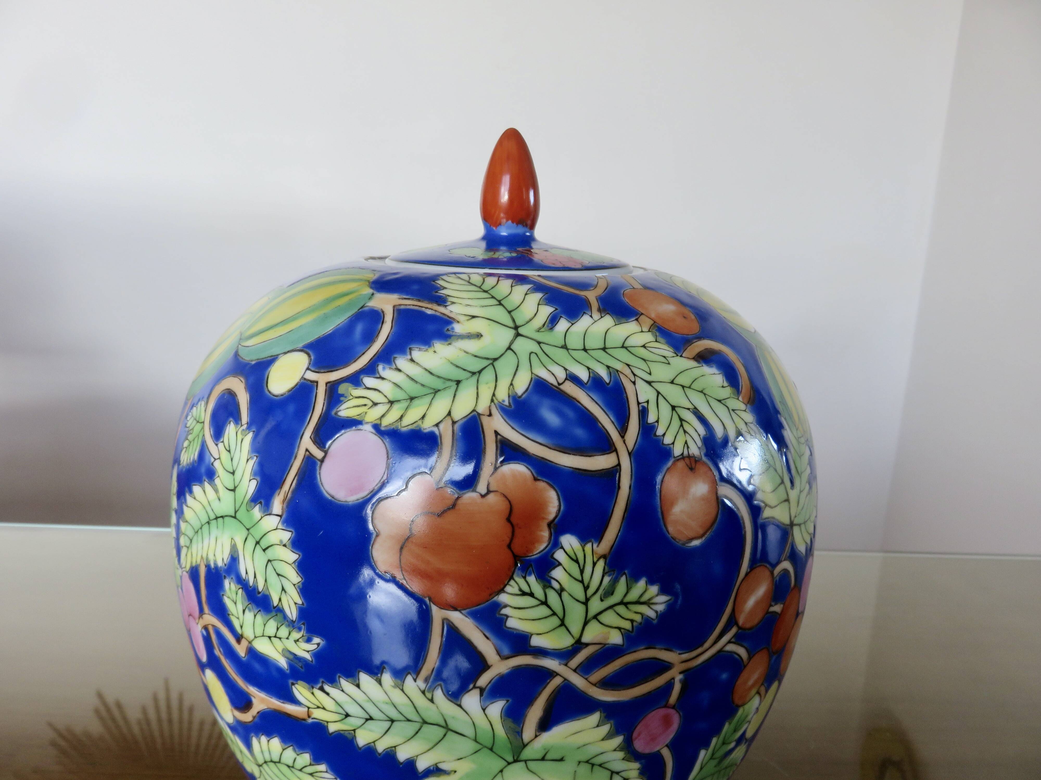 Large Chinese ginger jar in porcelain from the early 20th century.