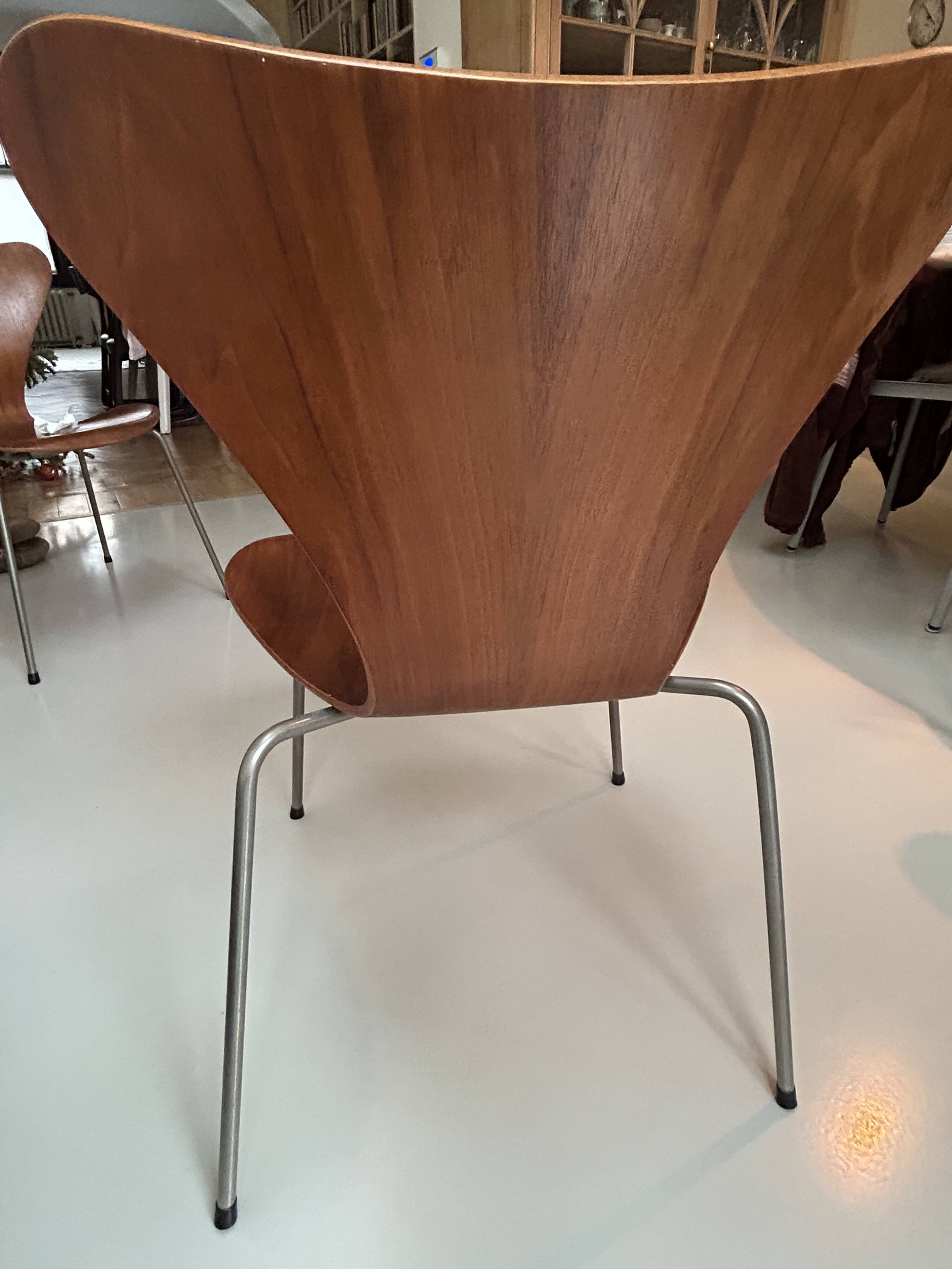 Set of two Franz Hensen series 7 (3107) Arne Jacobsen vintage chairs.