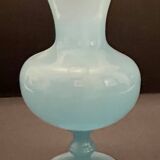 Petit vase en opaline bleue