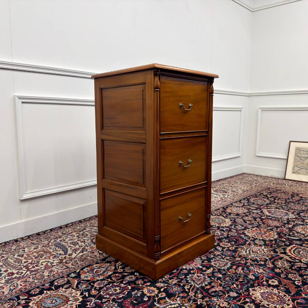 Classic Englisch Chest of Drawers