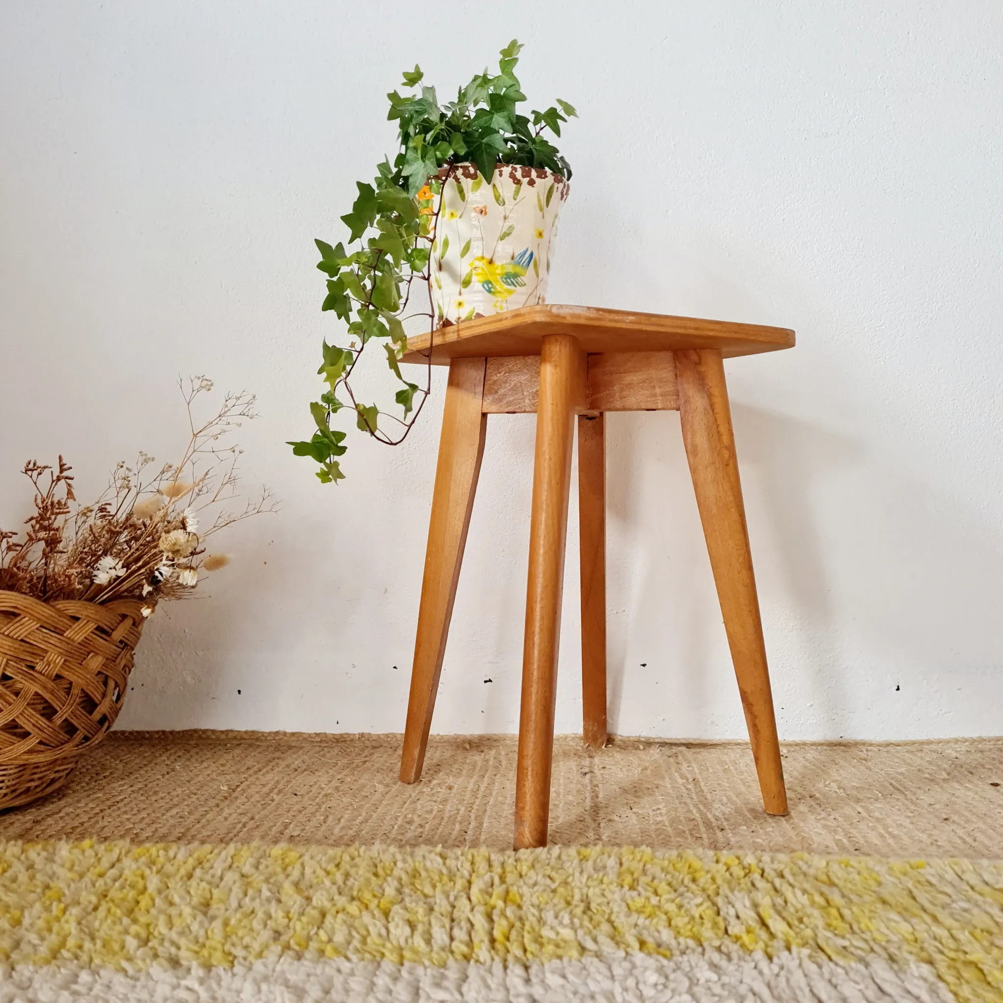 Vintage wooden stool with tapered legs - 1960s / Mid-Century