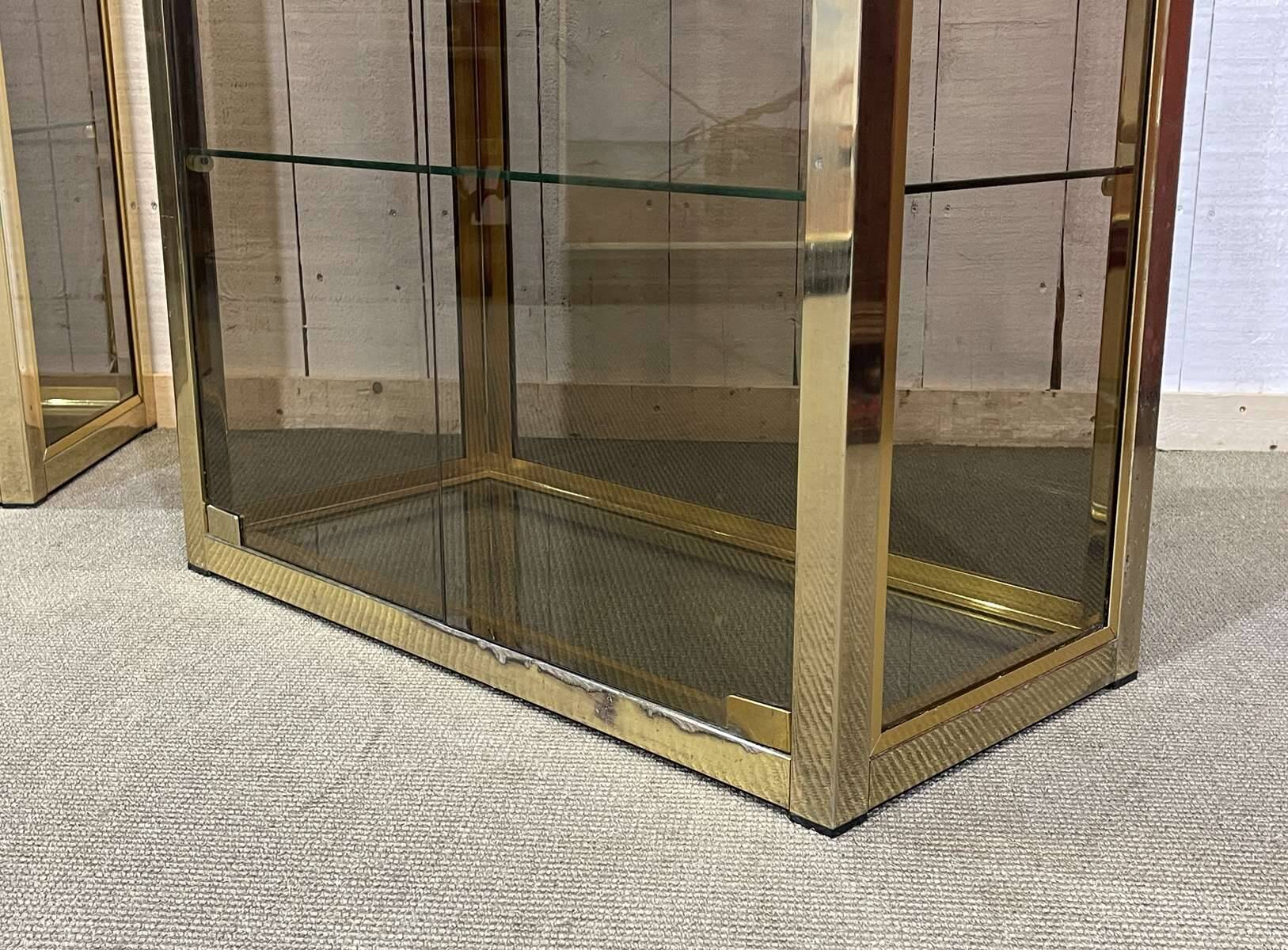 Paire de vitrines d'exposition en chrome doré et verre fumé - années 80