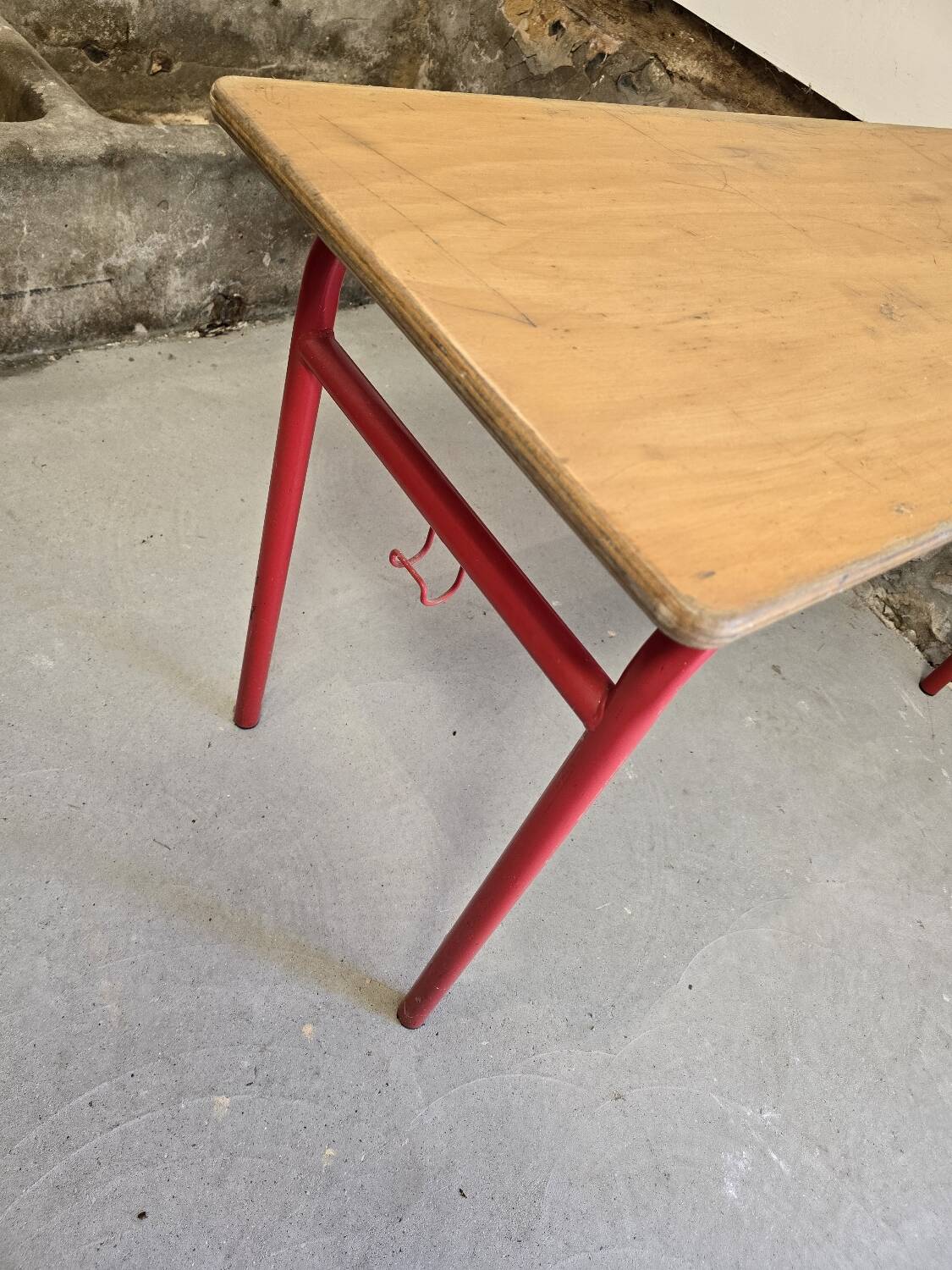Lot de 2 bureaux d'écolier double 1970 acier rouge et chêne