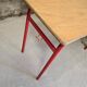 Lot de 2 bureaux d'écolier double 1970 acier rouge et chêne