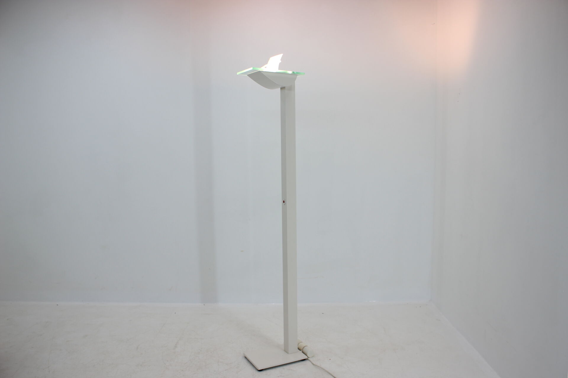 Lampadaire en métal blanc moderniste par Hartmut Engel pour Zumtobel, années 1980.