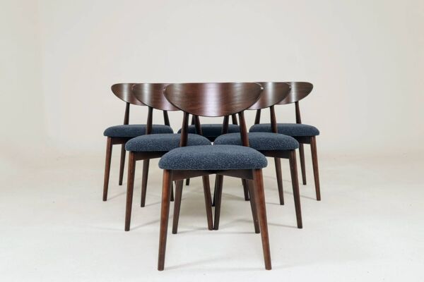 Ensemble moderne de 6 chaises de salle à manger, en bouclé bleu marine et en bois de hêtre foncé.