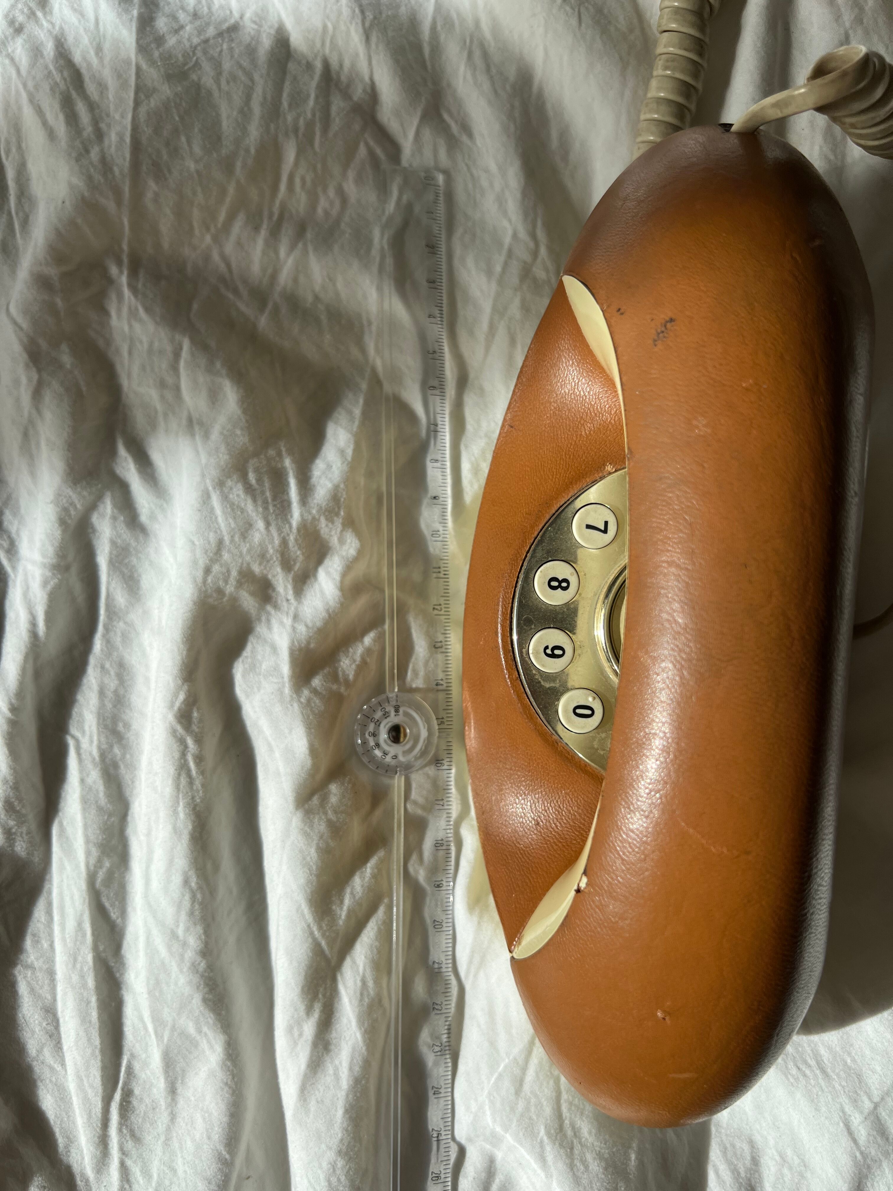 Lady phone in tawny leather