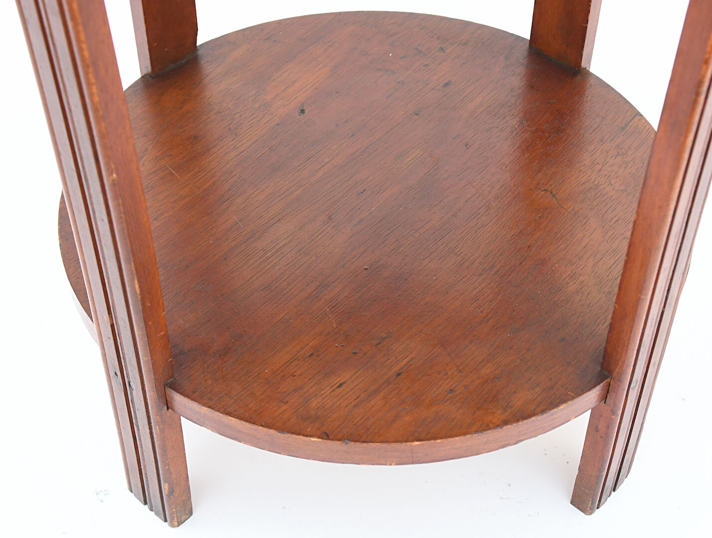 Circular pedestal table