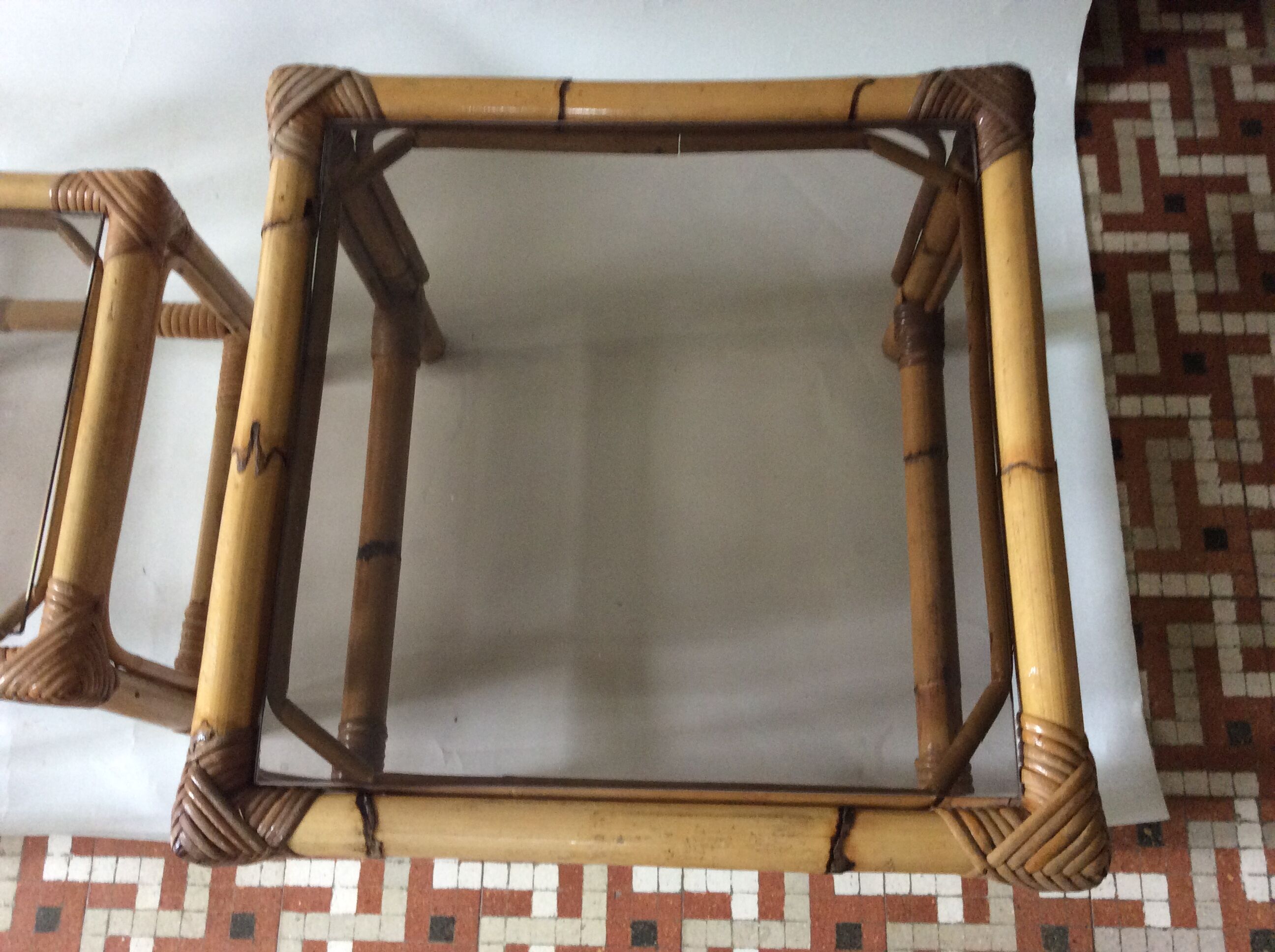 Trio de tables basses en rotin vintage