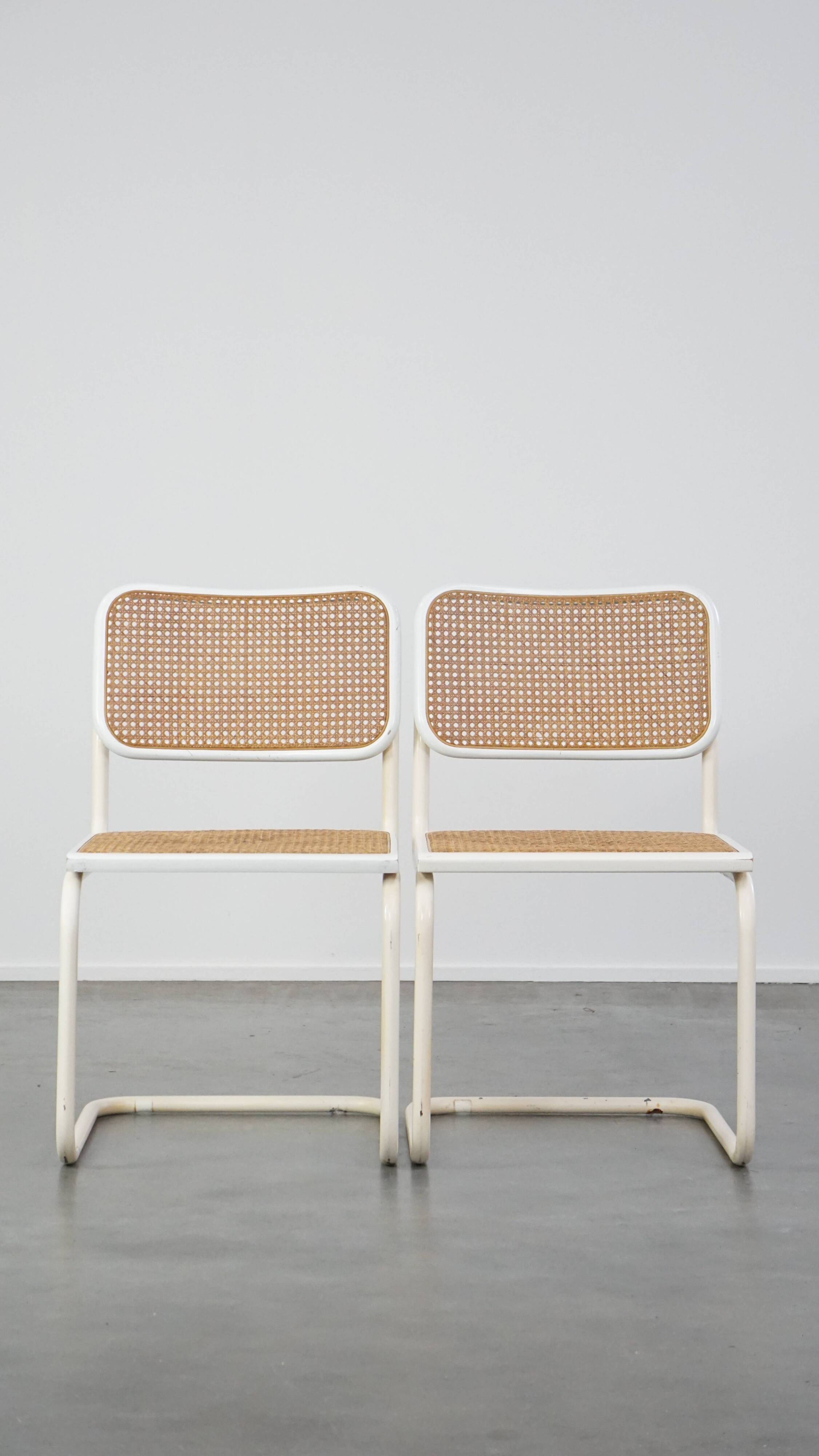 Lot de 4 chaises de salle à manger blanches au design vintage dans le style de Marcel Breuer avec assise en osier