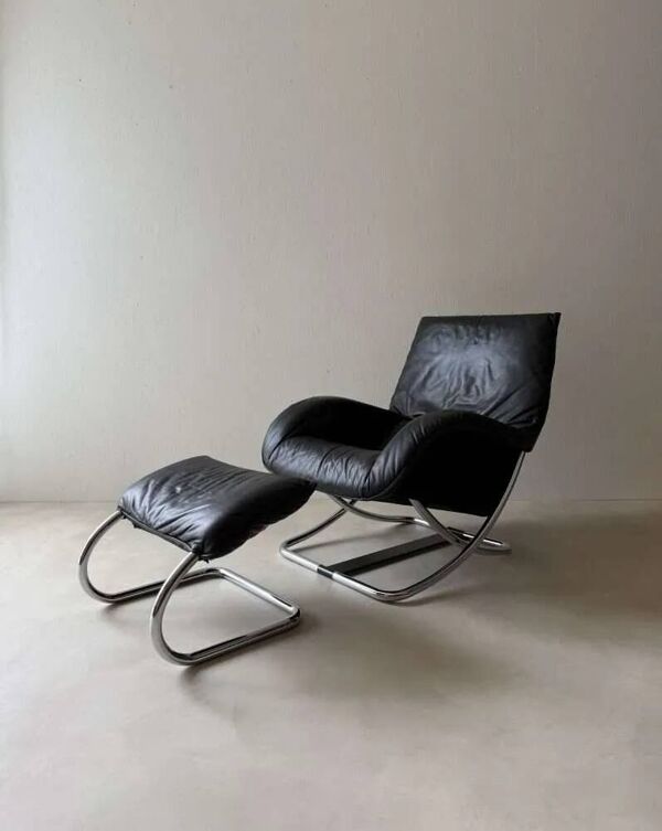 Fauteuil suisse avec repose-pieds par Robert Haussmann des années 1980.