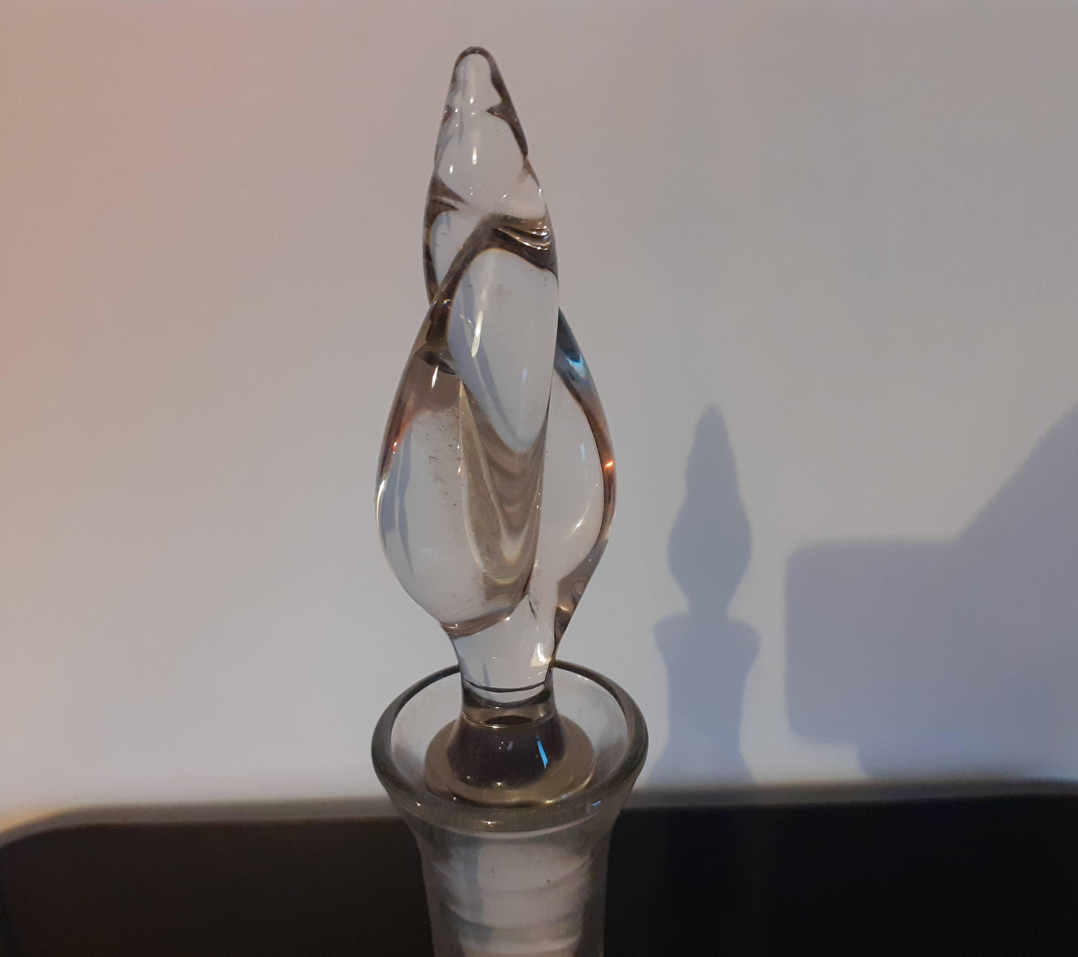 Carafe in chiseled glass and flame-shaped stopper