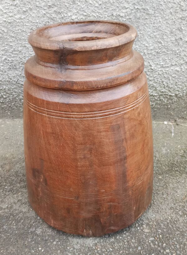 Grand pot ancien en bois