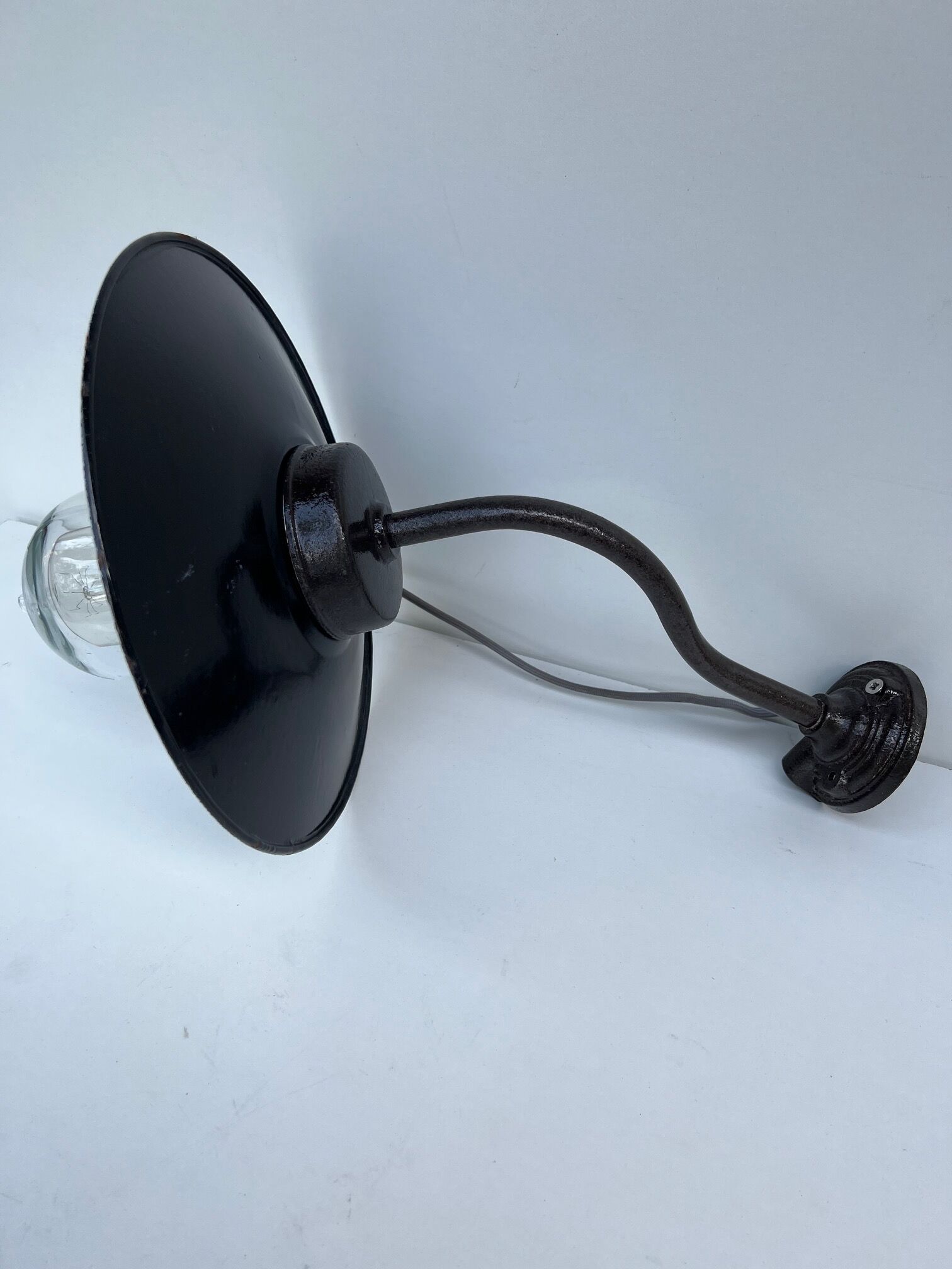 Applique 1930 lampe col de cygne en fonte d'acier patine noir brun email noir