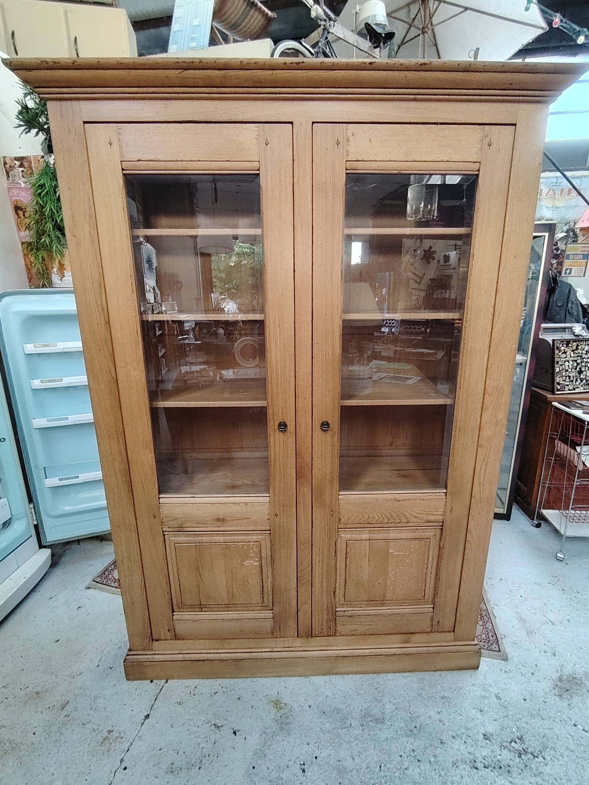 Grande vitrine ancienne en bois massif blond façon meuble d'apothicaire