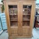Grande vitrine ancienne en bois massif blond façon meuble d'apothicaire