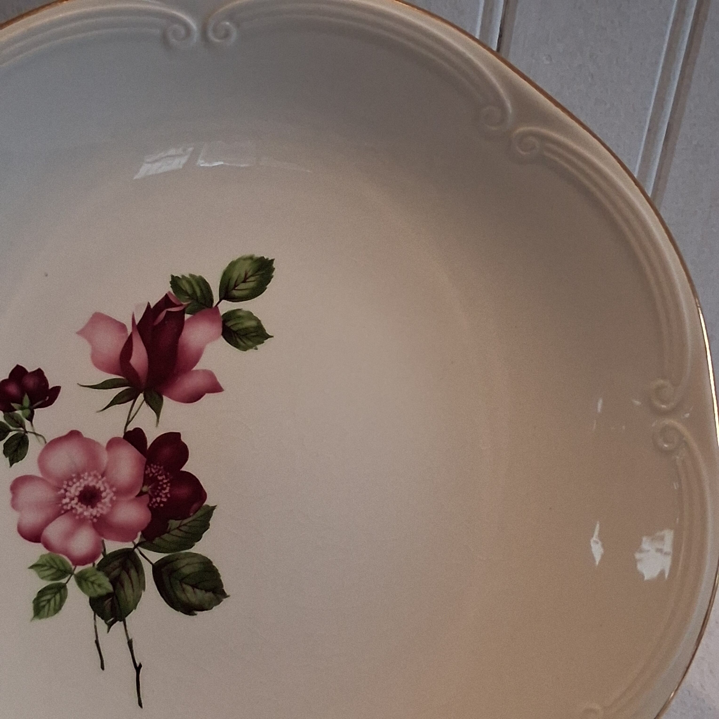 Very nice round serving dish from Gien model "Chinon" in very good condition.