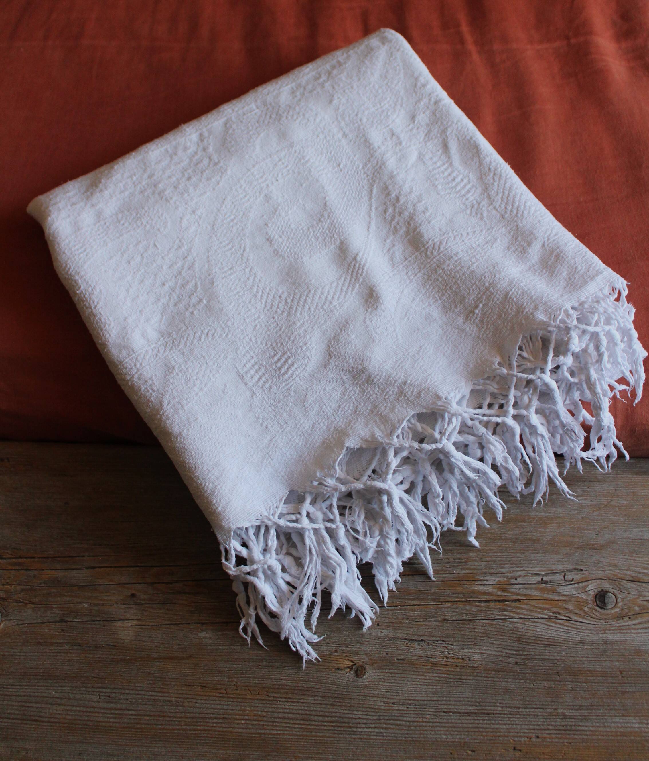 Plaid ancien blanc franges broderies ajourées