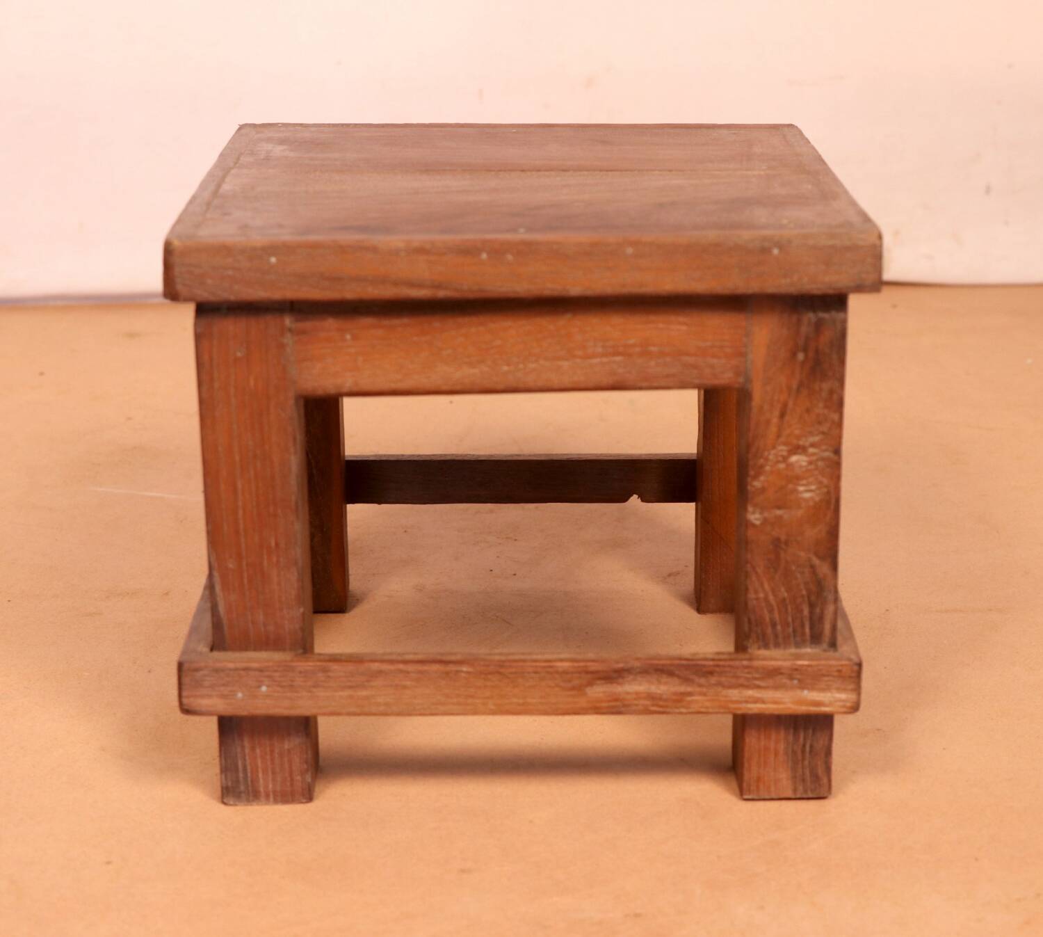 Table de chevet d’atelier en teck birman