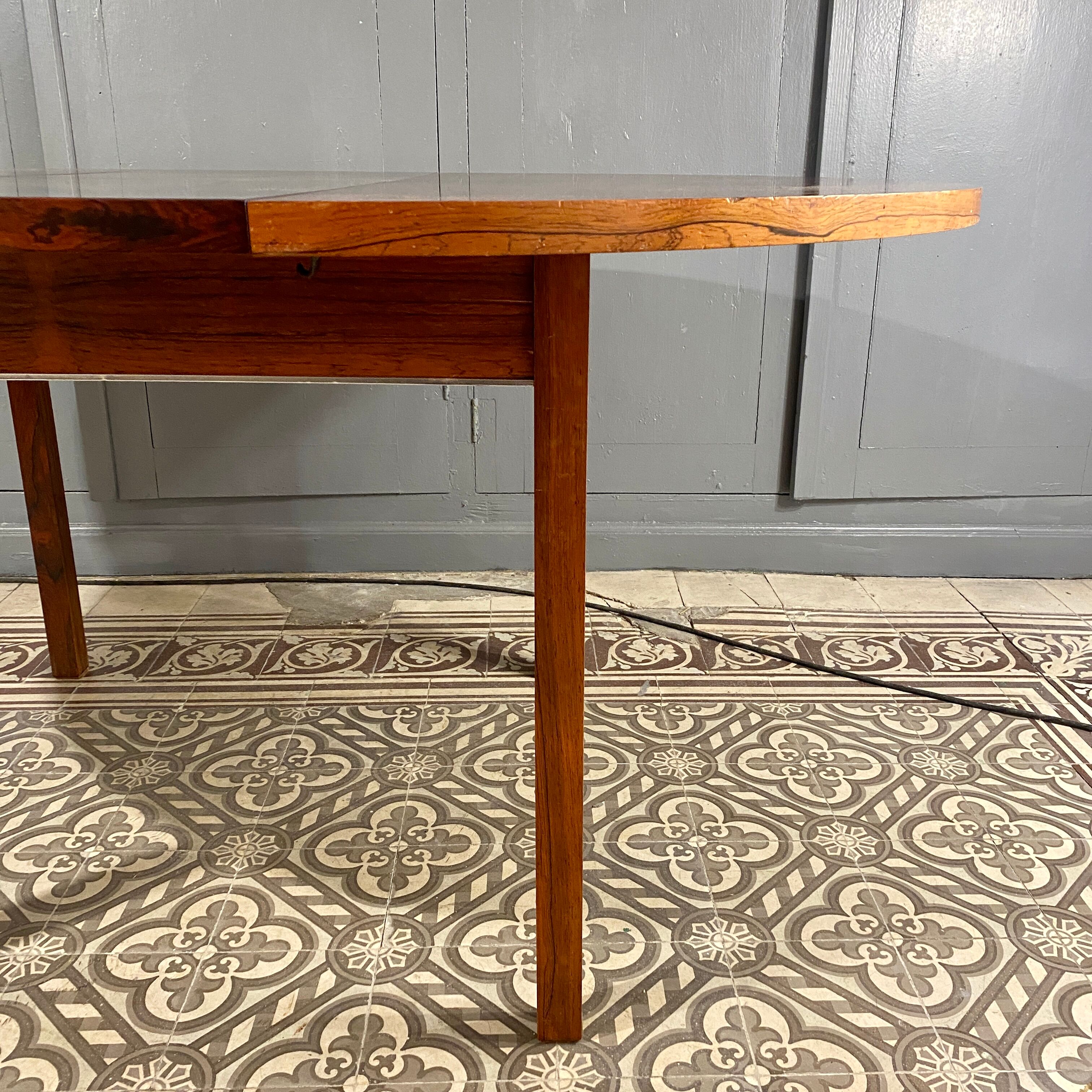 Dining room round table with an extension