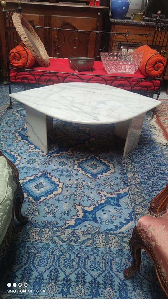 Coffee table in white Carrara marble with grey veins in the shape of an eye, circa 1970