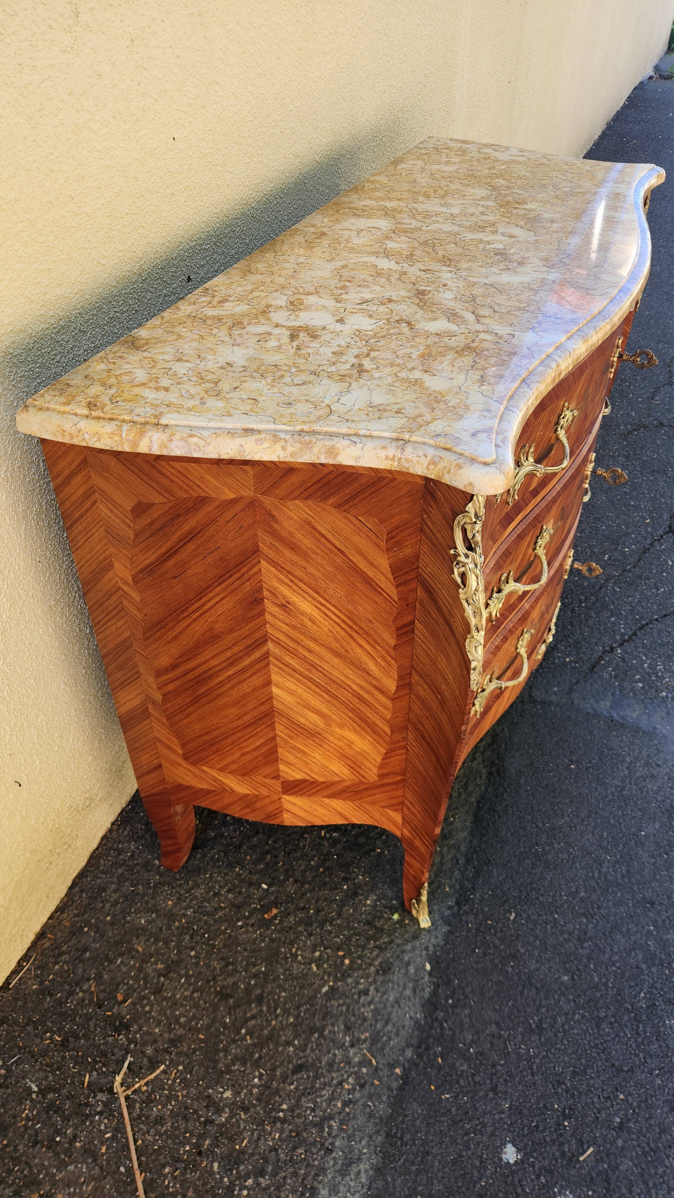Superbe commode de style Louis XV galbée en marqueterie